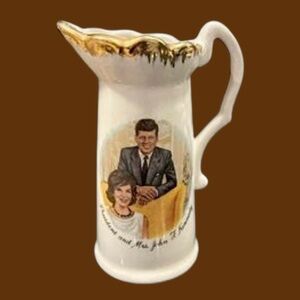 🇺🇸 RARE! PRESIDENT JOHN F. KENNEDY & JACKIE COLLECTIBLE PITCHER! 🇺🇸